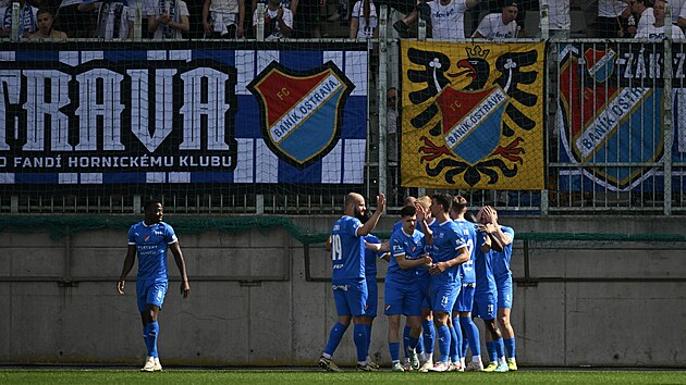 Fotbalist� Ostravy spole�n� s fanou�ky slav� prvn� g�l utk�n�.