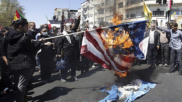 Demonstrace v Tehernu proti Izraeli, kter zatoil na rnsk konzult v Srii. (5. dubna 2024)