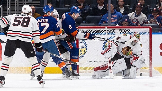 Brank Petr Mrzek z Chicaga zasahuje v zpase s New York Islanders.