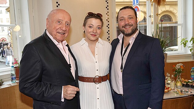 Anna Julie Slováčková s tatínkem Felixem Slováčkem a bratrem Felixem Slováčkem mladším (Praha, 27. března 2024)