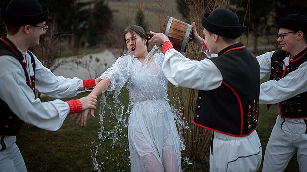 Tradin Velikonon zvyk na vchodnm Slovensku-oblievaka v podn folklornho souboru Vagonr z Popradu. (1. dubna 2024)
