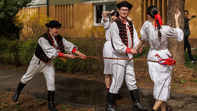Tradin Velikonon zvyk na vchodnm Slovensku-oblievaka v podn folklornho souboru Vagonr z Popradu. (1. dubna 2024)