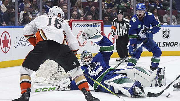 Arturs �ilovs le�í v brán� Vancouver Canucks, pomáhá mu obránce Filip Hronek. K...