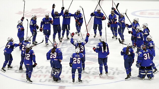 Americké hokejistky oslavují výhru nad Kanadou.
