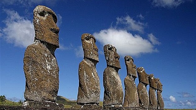 Velikonon ostrov - Moai na ahu Akivi jsou jedny z mla soch, kter se dvaj smrem k ocenu.