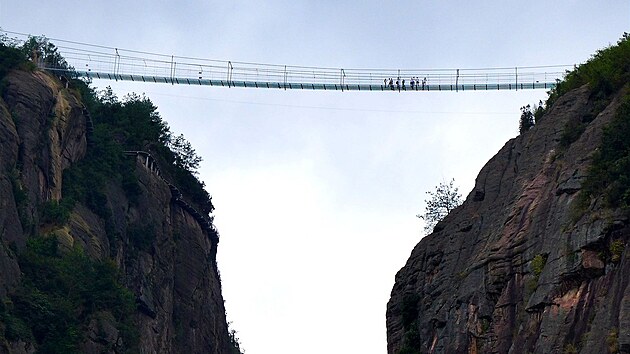 na otevela v Geoparku Pching-iang v provincii Chu-nan nejdel visut most svta se sklennou deskou. Most dlouh 300 metr se klene ve vi 180 metr nad kaonem a u pivtal prvn odvn nvtvnky.