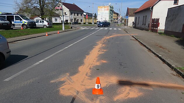 Dva opil mui na dvoe v Kuklench zkoueli vkon auta, jeden z nich vyjel na ulici a naboural vz parkujc na Anenskm nmst. (7. dubna 2024)