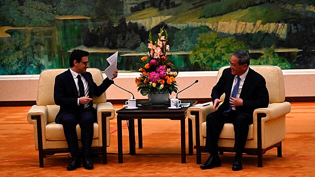Francouzsk ministr zahrani Stphane Sjourn (vlevo) v Pekingu na snmku s nskm premirem Li chiangem (1. dubna 2024)