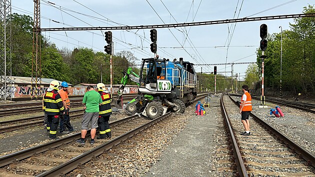 Vlak v zastvce Praha-Kr se srazil s bagrem. idi stavebnho stroje se zranil. (9. dubna 2024)