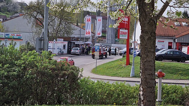 U supermarketu v Polici nad Metuj na Nchodsku vjelo auto do chodc. Zrannch je sedm vetn dvou dt a idie. Odvezly je sanitky a vrtulnk. (9. dubna 2024)