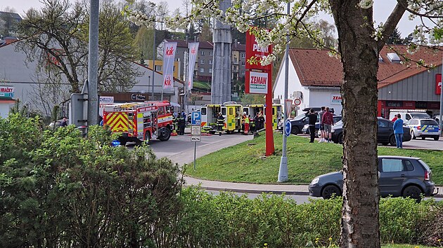 U supermarketu v Polici nad Metuj na Nchodsku vjelo auto do chodc. Zrannch je sedm vetn dvou dt a idie. Odvezly je sanitky a vrtulnk. (9. dubna 2024)