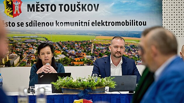 Projekt sdlench elektroaut ve Mst Toukov pedstavila starostka Kateina Duchkov a f firmy PEOPLeCEAR Patrik Bure. (4. dubna 2024)