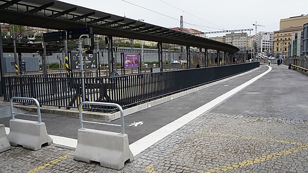 Sprva eleznic nechala upravit chodnk vedouc na hlavn ndra v Praze (4. dubna 2024)