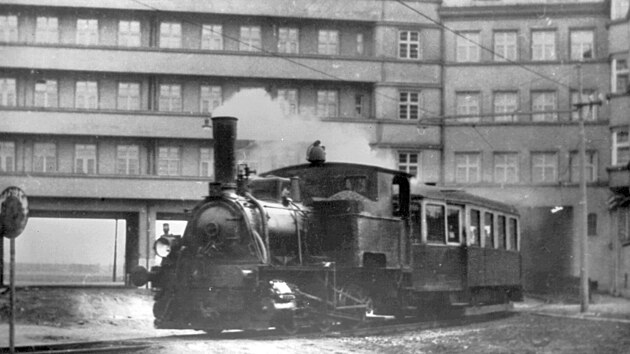 Osobn vlak s parn lokomotivou pijd do zastvky Zbeh pota od Hrabov....