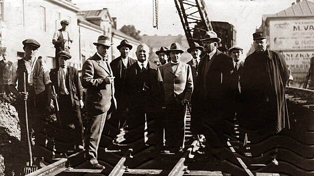 Brupersk rodk JUDr. Edmund Palkovsk pi kladen prvnch kolej na stavb eleznin trati Moravsk Ostrava  Bruperk. Se stavbou zapoato v zi 1929.