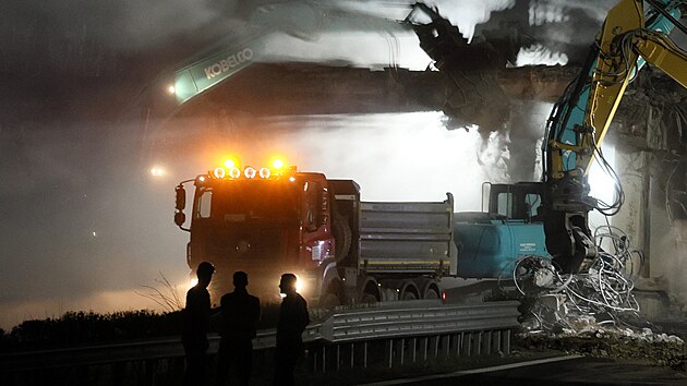 Za rachotu t�k� techniky a v oblac�ch prachu zmizel v noci ze soboty na ned�li z krajsk� dopravn� mapy most p�es d�lnici D6 u odbo�ky na Chodov a Loket. (6. dubna 2024)