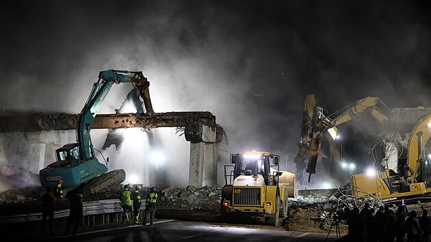 Za rachotu t�k� techniky a v oblac�ch prachu zmizel v noci ze soboty na ned�li z krajsk� dopravn� mapy most p�es d�lnici D6 u odbo�ky na Chodov a Loket. (6. dubna 2024)