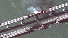 Následky útoku na Kerský most na satelitních snímcích spolenosti Maxar (8....