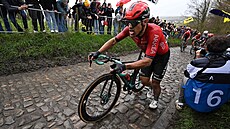 Italský cyklista Vincenzo Albanese pi neúprosném stoupání do kopce Koppenberg...