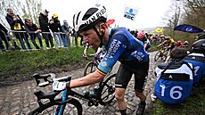 Belgický cyklista Oliver Naesen  tlaí kolo pi stoupání do kopce Koppenberg.