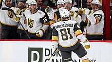 Útoník Vegas Golden Knights Jonathan Marchessault slaví se svými spoluhrái...