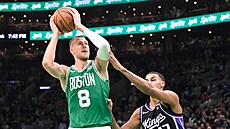 Kristaps Porzingis z Boston Celtics bhem zápasu se Sacramento Kings.