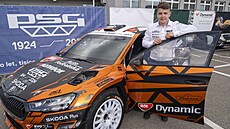 Dominik Stíteský pózuje s novým vozem koda Fabia RS Rally2.