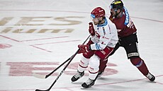 T�inecký obránce Adam Smith se sna�í rozehrát i p�es obt�ování Jana Buchteleho...