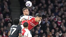 Úto�ník Lutonu Carlton Morris hlavi�kuje b�hem zápasu s Arsenalem.