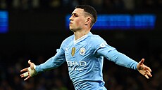 Záloník Manchesteru City Phil Foden slaví gól proti Aston Ville.