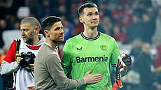 Trenér Leverkusenu Xavi Alonso a branká� Mat�j Ková� po výh�e v semifinále...
