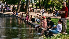 Extrémn� vysoké teploty vyhnaly Pra�any k vod� �i jen tak do p�írody. Padaly...