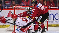 Marko Da�o z T�ince bojuje p�ed brankou s Davidem N�me�kem ze Sparty.