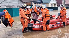 Záchranái zasahují v zaplavené obytné tvrti v ruském Orsku. (6. dubna 2024)
