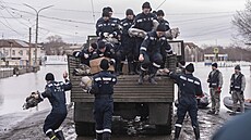 Hasii zasahují po protrení ásti pehrady v ruském Orsku. (8. dubna 2024)
