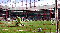 Fotbalisté Ajaxu inkasují dalí gól v derby s Feyenoordem.