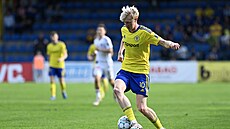 Zlínský záloník Tom Sloník bhem utkání s Olomoucí.