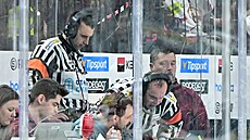 Sudí Jakub �indel (vlevo) a René Hradil zkoumají gól Daniela Vo�enílka, který...