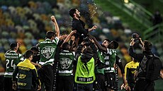Trenér Rúben Amorim nad hlavami fotbalist� Sportingu Lisabon, kte�í i díky n�mu...