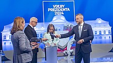 Sloventí prezidenttí kandidáti Ivan Korok (vlevo) a Peter Pellegrini v...