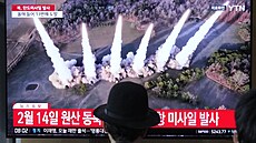 Zpravodajský program vysílá odpálení rakety Severní Koreou na nádraí v Soulu v...