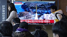 Zpravodajský program vysílá odpálení rakety Severní Koreou na nádraí v Soulu v...