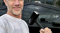 Sbratelské kladivo. Me to vypadat jako dalí provokace od Elona Muska. Tesla...