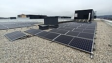 Budova je vybavena fotovoltaickou elektrárnou s celkem 222 panely se pikovým...