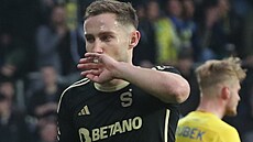 Spar�anský úto�ník Jan Kuchta slaví gól v semifinále poháru v Opav�. U� druhý,...