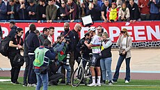 Mathieu van der Poel se raduje z triumfu Paí-Roubaix.