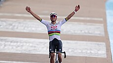 Mathieu van der Poel se raduje z triumfu Paí-Roubaix.