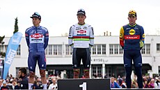 Stupn vítz Paí-Roubaix 2024. Zleva: druhý Jasper Philipsen, vítz Mathieu...
