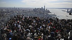 Na vyhlídkovou platformu Edge v Hudson Yards New Yorku se vtsnal dav lidí. (8....