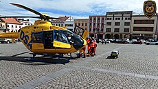 Na Velkém nám�stí v Krom��í�i srazilo auto chlapce. P�ilet�l pro n�j vrtulník...